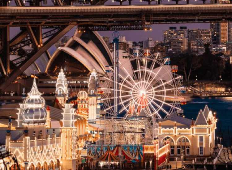 Trò chơi tàu lượn gỗ truyền thống tại Công viên Luna Park Sydney Úc